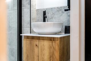 Newly renovated Atherton home by Train station - 8