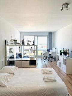 Huswell - Beach Studio with Balcony & Sea View - 3