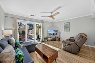 Poolside Villa Walk To The Beach - 9