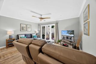 Poolside Villa Walk To The Beach - 8