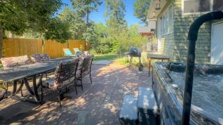 4BR Family Retreat with Hot Tub & Mountain Views Spacious Living, Fully Equipped Kitchen, Private Yard, Near Downtown Colorado Springs Attractions - 9