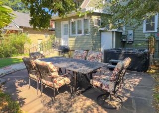 4BR Family Retreat with Hot Tub & Mountain Views Spacious Living, Fully Equipped Kitchen, Private Yard, Near Downtown Colorado Springs Attractions - 4