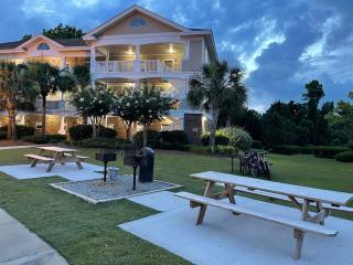 Stylish Coastal Condo - Perfect for Extended Stays - 9