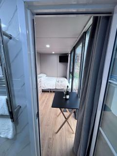 Glamping Pod with a Hot Tub in Orchard - 1