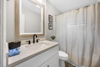 Modern 3BR Austin Stay Sleeps 8 Free Parking - 7