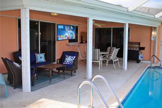 Family friendly home on water with kayaks and pool - 7