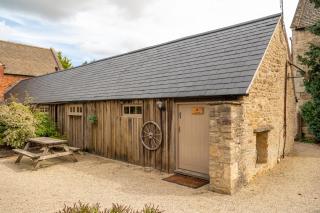 The Henloft Cotswolds Farm Stay With Pool - 6