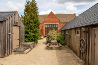 The Henloft Cotswolds Farm Stay With Pool - 8