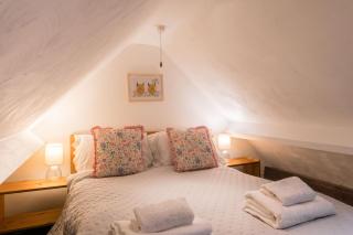 Snug Cotswolds Farm Cottage - The Henloft - 3