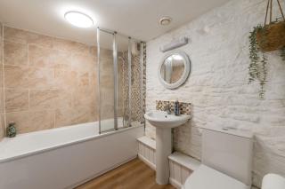 Snug Cotswolds Farm Cottage - The Henloft - 1