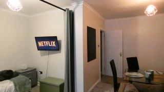 Spacious 3 Bed Maisonette close to Salford Quays and Manchester with Smart TVs and Netflix perfect for families and contractors - Manchester - 2