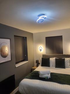 Modern Serviced Studio - Affordable Luxury with Free Parking - 5