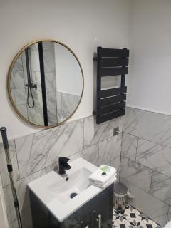 Modern Serviced Studio - Affordable Luxury with Free Parking - 4