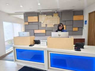 Holiday Inn Express & Suites Chicago O'Hare Airport by IHG - 9