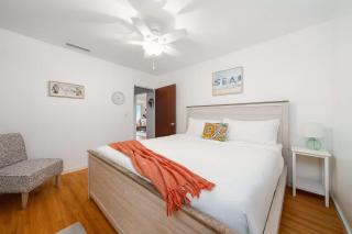 10 Min to the Beach Colorful Home Huge Yard - 2