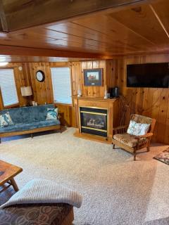 CabinSnowmobile TrailsIce FishingFireplace - 4