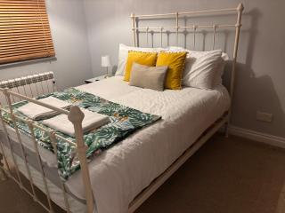 Fab city centre apartment with free parking - 0