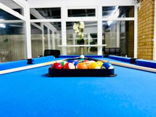 Swan's Place - Large 4bed home, Sleeps 9, Parking x2 & Games room - 6