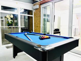 Swan's Place - Large 4bed home, Sleeps 9, Parking x2 & Games room - 5