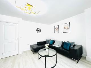 Swan's Place - Large 4bed home, Sleeps 9, Parking x2 & Games room - 1