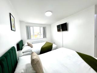 Swan's Place - Large 4bed home, Sleeps 9, Parking x2 & Games room - 8