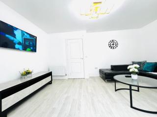 Swan's Place - Large 4bed home, Sleeps 9, Parking x2 & Games room - 7