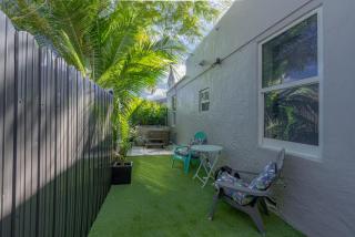 Beautiful, fully furnished 2bed 1bath house - 5 minute walk to Miracle Mile Downtown Coral Gables - 6