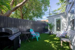 Beautiful, fully furnished 2bed 1bath house - 5 minute walk to Miracle Mile Downtown Coral Gables - 3