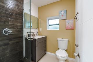 Beautiful, fully furnished 2bed 1bath house - 5 minute walk to Miracle Mile Downtown Coral Gables - 2