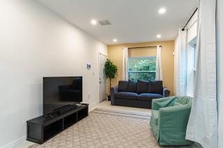 Beautiful, fully furnished 2bed 1bath house - 5 minute walk to Miracle Mile Downtown Coral Gables - 6