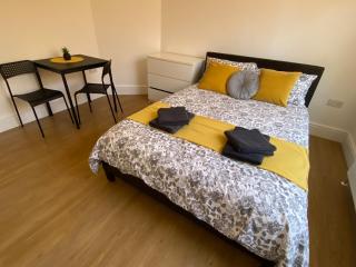 3 Beds house sleeps 5 Free Parking on drive London Romford PET friendly - 0