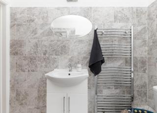 3 Beds house sleeps 5 Free Parking on drive London Romford PET friendly - 8