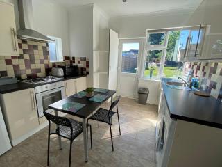 3 Beds house sleeps 5 Free Parking on drive London Romford PET friendly - 7