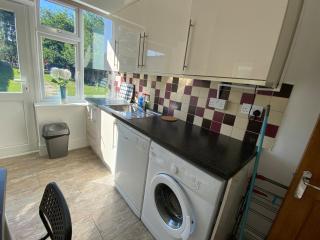 3 Beds house sleeps 5 Free Parking on drive London Romford PET friendly - 2