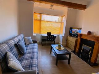 3 Beds house sleeps 5 Free Parking on drive London Romford PET friendly - 1