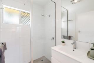 Modern Comfort in Quiet Neighbourhood! - 5