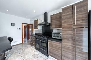 Lovely 5 Bed House in Barnet , home away from home - 1