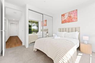 Modern 2BR Apt next to Gosch's Paddock w parking - 2
