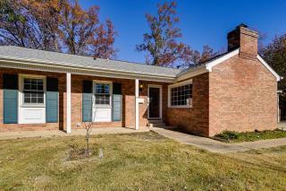 5 Mi to Lake Accotink Park Modern Home with Yard - 8