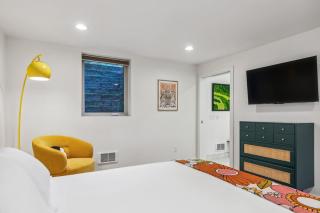 Vibrant 70s Bungalow Vacation Haven on Green Lake - 8