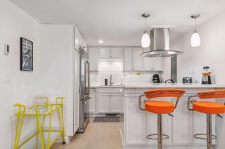 Vibrant 70s Bungalow Vacation Haven on Green Lake - 4