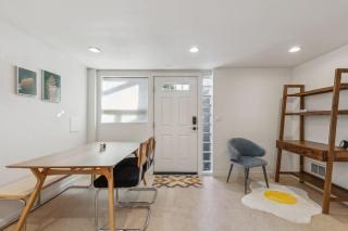 Vibrant 70s Bungalow Vacation Haven on Green Lake - 1