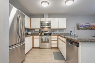 3 Bedroom Condo, Walk to Downtown, Oktoberfest, Wineries, Restaurants, More & Free Parking! - 2