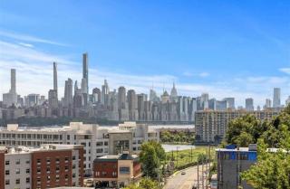 Modern Luxury 4BR Home Den NYC Views - 0