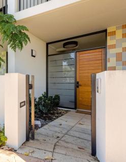 Upscale neighbourhood guest quarters - 9