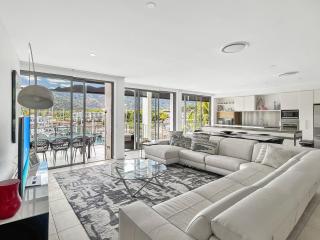 Blue on Blue Penthouse Apartment 335 - 7