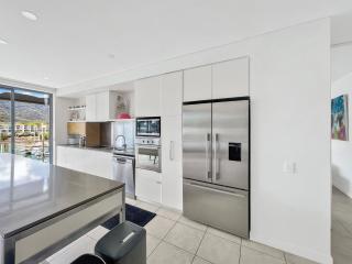 Blue on Blue Penthouse Apartment 335 - 4