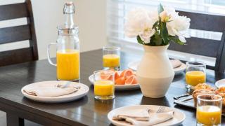 Sunny Venice Beach Home with Open Living Walkability to Abbot Kinney Venice Drift by AvantStay - 2