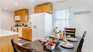 Sunny Venice Beach Home with Open Living Walkability to Abbot Kinney Venice Drift by AvantStay - 1