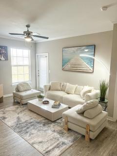 Charming 2BR 2BA Oasis in Magnolia - 2